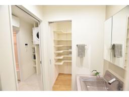 洗面室からパントリー動線