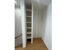 キッチンのサイドスペースには食器や調理器具、食材ストックするのに重宝する収納(パントリー)を装備しました。