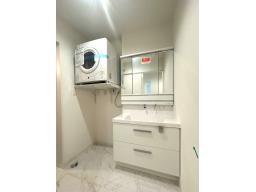 機能性に優れた三面鏡（長寿命・省電力のスリムLED付）と、豊富な収納キャビネットがついたスタイリッシュな洗面化粧台です。