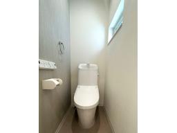 落ちにくい汚物汚れも、水を流すだけツルンっと落とせる新素材”アクアセラミック”で毎日のお手入れ簡単！