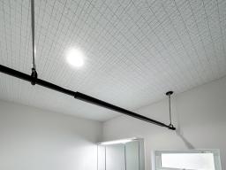 【ホスクリーン　イメージ写真】天井づけされた安心の耐荷重のホスクリーンを完備。使わないときは、吊り下げ竿を取り外せます。　