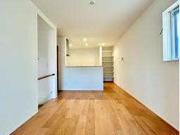 木の温もりを感じる開放的な空間。家族が自然に集まり、くつろげるリビングが魅力。