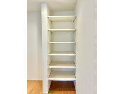 キッチンのサイドスペースには食器や調理器具、食材ストックするのに重宝する収納(パントリー)を装備しました。