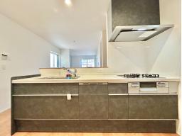 手元から足元までがすべてスライド式で収納力抜群のシステムキッチン。３口コンロ・食器洗い乾燥機・オールインワン浄水栓付きです。　