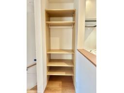 LDKに見ぜる収納を配置。用頻度や家族のライフスタイルに合わせて、掃除道具、日用品のストック、書類、季節ものなどを収納できます。