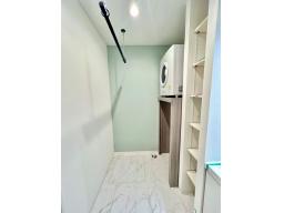 天井づけされた安心の耐荷重のホスクリーンを完備。使わないときは、吊り下げ竿を取り外せます。　