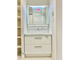 ミラーキャビネットになっており、メイク用品や洗顔小物をスッキリ収納できます！