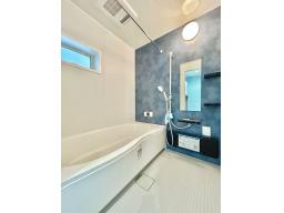 浴室暖房・衣類乾燥・喚気・涼風の1台4役。パワフル暖房で冬場の入浴もポカポカ。衣類や浴室もカラッと乾燥させる、浴室暖房乾燥機カワック。暮らしに役立つ多彩な機能で1年中大活躍。