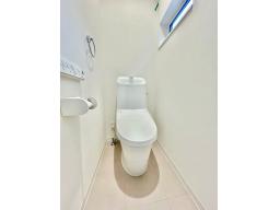 落ちにくい汚物汚れも、水を流すだけでツルンと落ちます。キズに強く、銀イオンパワーで細菌の繁殖も抑えます。便器はフチレス形状なのでお掃除ラクラクです。