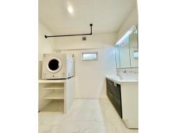 天井づけされ安心の耐荷重。オープンな空間で見せても絵になる、アイアンのハンガーパイプ。衣類はもちろん、グリーンを吊るすのにもおすすめです。