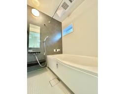 浴室暖房・衣類乾燥・喚気・涼風の1台4役。パワフル暖房で冬場の入浴もポカポカ。衣類や浴室もカラッと乾燥させる、浴室暖房乾燥機カワック。暮らしに役立つ多彩な機能で1年中大活躍。