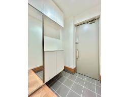 玄関直結の大容量のシューズインクロークは玄関まわりがすっきり片付き、家事に追われる毎日を快適に整えます。　