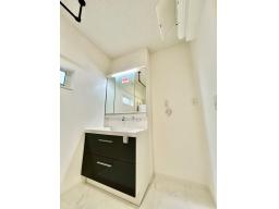 機能性に優れた三面鏡（長寿命・省電力のスリムLED付）と、豊富な収納キャビネットがついたスタイリッシュな洗面化粧台です。