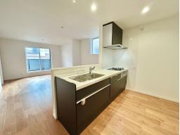 料理をしながらでもご家族との会話を楽しめる対面キッチン。調理中もお子様に目が届いて安心です。