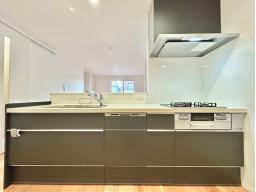 手元から足元までがすべてスライド式で収納力抜群のシステムキッチン。３口コンロ・食器洗い乾燥機・オールインワン浄水栓付きです。　