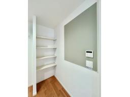 食品や食器などを収納できるパントリー。もちろんそれ以外にも、普段はあまり使わない調理器具をしまうなど、使い方様々！