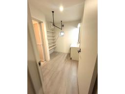 【洗面スペース】広々3.3.帖！アイアンハンガーが設置されており、洗濯物の仮置きや雨の日の室内干しにも最適。