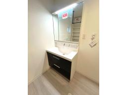 【洗面化粧台】収納豊富なミラーキャビネットでスッキリ整理整頓。