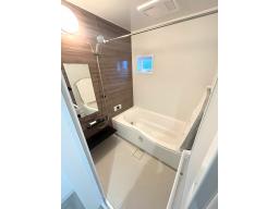 【浴室】お手入れしやすい仕様。カウンターや床はお掃除しやすく、清潔感をキープできます。