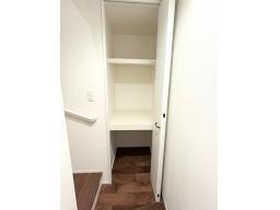 【収納スペース】布団やスーツケースなど、普段使う頻度が低い物の収納に最適♪