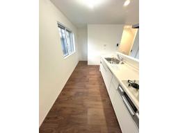 【キッチン】リビング側から冷蔵庫が直接見えにくい設計。スッキリとした空間を保てます。