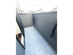 【2階バルコニー】南向きのバルコニー。3方の手摺壁を立ち上げて、人の目を遮る仕様に！