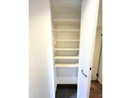 【シューズクローゼット】靴だけでなく、傘やお子様の遊び道具などもまとめて収納でき、玄関もすっきり♪