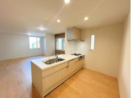 お料理中もご家族との会話が弾む対面式キッチン。家事をしていても家族の様子が伺え安心感があります。