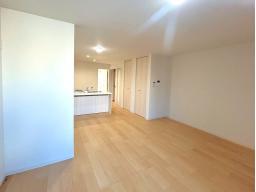 木の温もりを感じる開放的な空間。家族が自然に集まり、くつろげるリビングが魅力