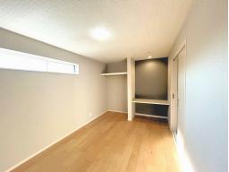 洋室7.5帖　カウンター付きです！仕事や勉強スペースに♪