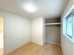 洋室5.2帖(南）　2ヶ所の窓から光を取り込み、明るい空間になっております。