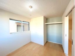 洋室5.2帖（北）　オープンCL付きの使いやすそうなお部屋です。子供部屋や書斎に。