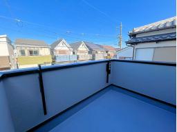 2階廊下直通バルコニー　窓から光が差し込み、風通しも良くなるため、明るく開放的な空間になります。