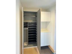 大容量のシューズクローゼットは家族みんなの靴だけでなく、アウトドア用品、防災グッズなどが収納可能。玄関まわりがすっきり片付き、家事に追われる毎日を快適に整えます。