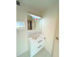 豊富な収納キャビネットがついたスタイリッシュな洗面化粧台です。