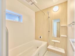 【システムバス_LIXIL イメージ写真】 毎日のお手入れがしやすい工夫と心地よい使用感を兼ね備えた、シンプルデザインのシステムバス。