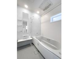 清潔感あるデザインと機能性を両立。お掃除ラクラクの素材と快適な浴槽で、毎日のバスタイムをゆったり上質に。