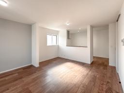 WOODTEC天然木フローリングがやさしい温もりを感じさせる17.5帖リビング。（写真：1号地）