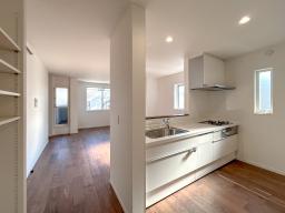 キッチンからリビングダイニング全体が見渡せる設計。料理をしながら、宿題をする子どもの様子を見守れます。