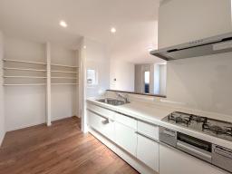 夕食後の片付けは食器洗い乾燥機にお任せ。家族でくつろぐ時間が自然と増えるキッチン。3口コンロとオールインワン浄水栓付き。