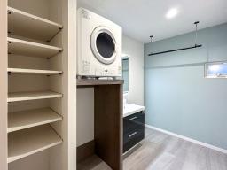 細かな荷物が増えがちな洗面室に、洗面道具や洗剤をスッキリ片付けられるリネン庫をご用意いたしました。