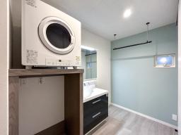 雨の日も快適に洗濯できるガス衣類乾燥機「乾太くん」標準装備。天気や花粉を気にせず、家事の流れがスムーズに。