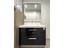 タオルや小物もすっきり収まる収納を備え、洗面まわりはいつも整った印象に。忙しい毎日でも気持ちよく使えます。