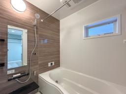 一日の疲れを癒す、ゆとりある浴室。キレイサーモフロアで冬も足元が冷えにくく、換気乾燥暖房機付きで一年中快適です。