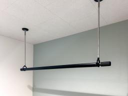 洗面脱衣室の天井材にクリアトーンを採用。部屋干しの気になるニオイを抑え、空気が心地よく整う快適な空間です。