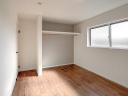 洋室（３階西側）一日の終わりを静かに過ごせる、落ち着いた寝室。