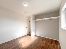 洋室（３階西側）一日の終わりを静かに過ごせる、落ち着いた寝室。