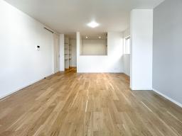 WOODTEC天然木フローリングがやさしい温もりを感じさせる17.5帖リビング。