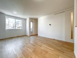 バルコニーから届く光と風が心地いい、家族が自然と集まりたくなる明るい２階リビング。それぞれが思い思いの時間を過ごしながら、同じ空間にいられる広さです。