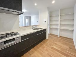 大容量のオープンパントリー。食料品や調理家電を一目で把握でき、出し入れもスムーズ。キッチンが整い、気持ちよく広々使えます。